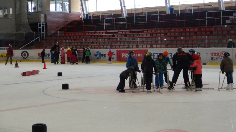 únor 2019