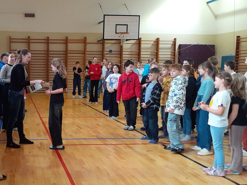 listopad a vyhlášení výsledků 12. prosince 2025